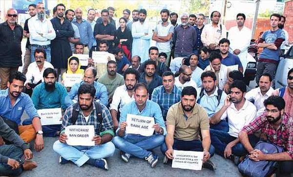 IFJ and SAMSN demand lifting of ban on Kashmir Reader