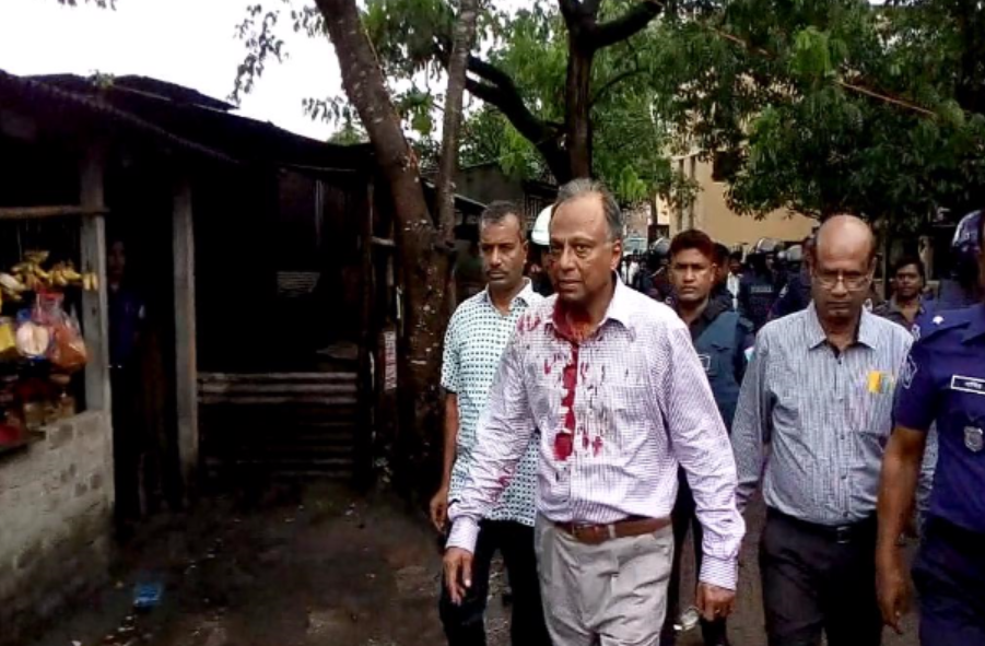 Editor attacked by pro-government mob in Bangladesh